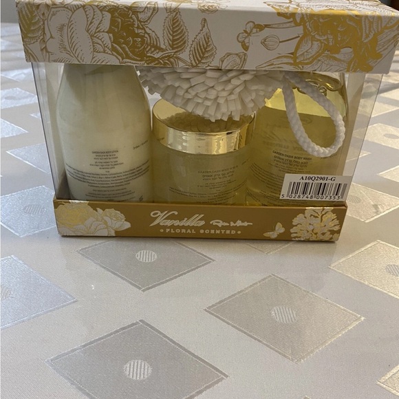 Vanilla Bay Gold and Cream Bath & Body Set - Picture 4 of 10